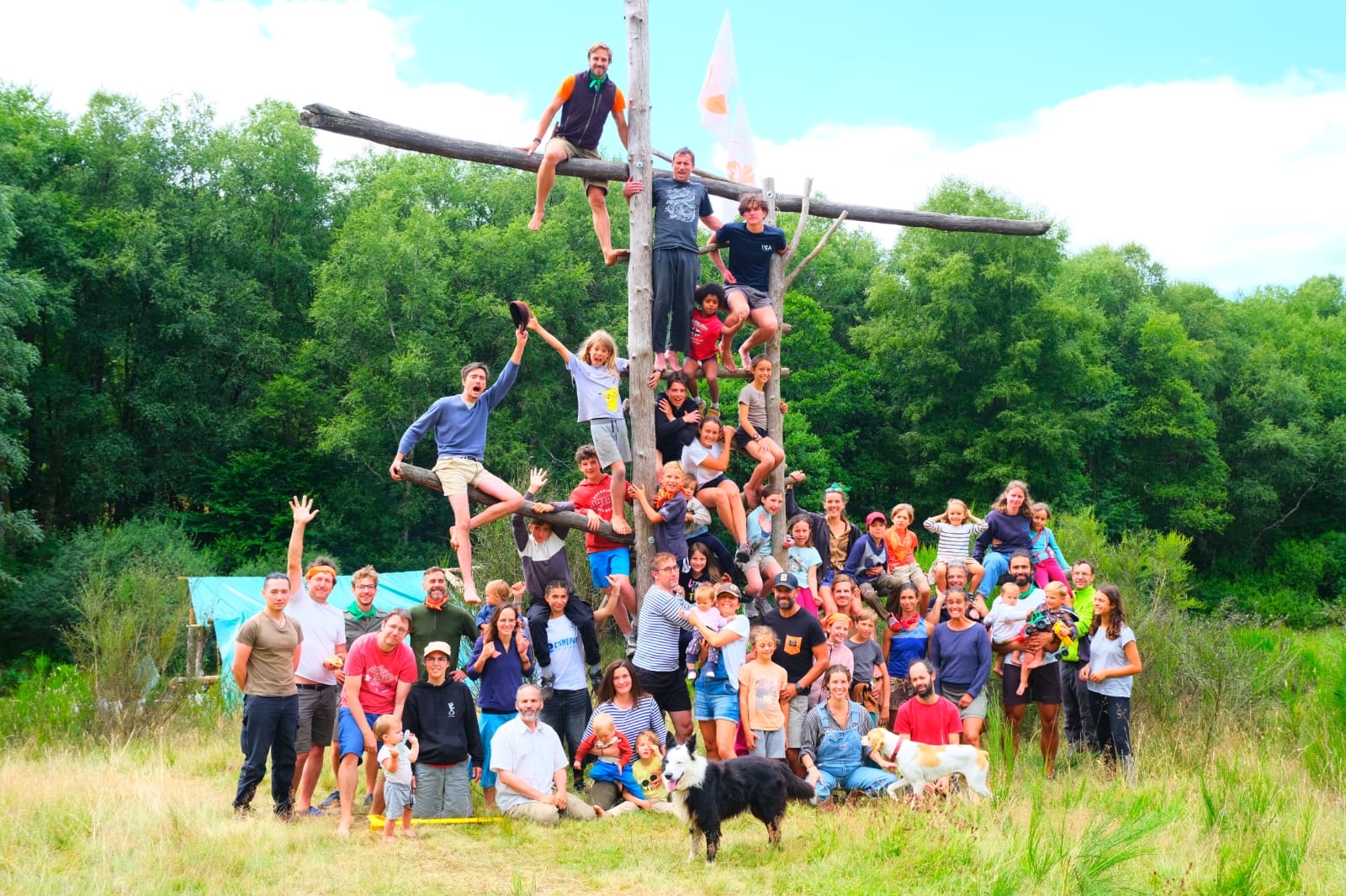 Groupe multigénérationnel aujourd'hui, sur le même type de portique en bois, au camp famille La Palestra