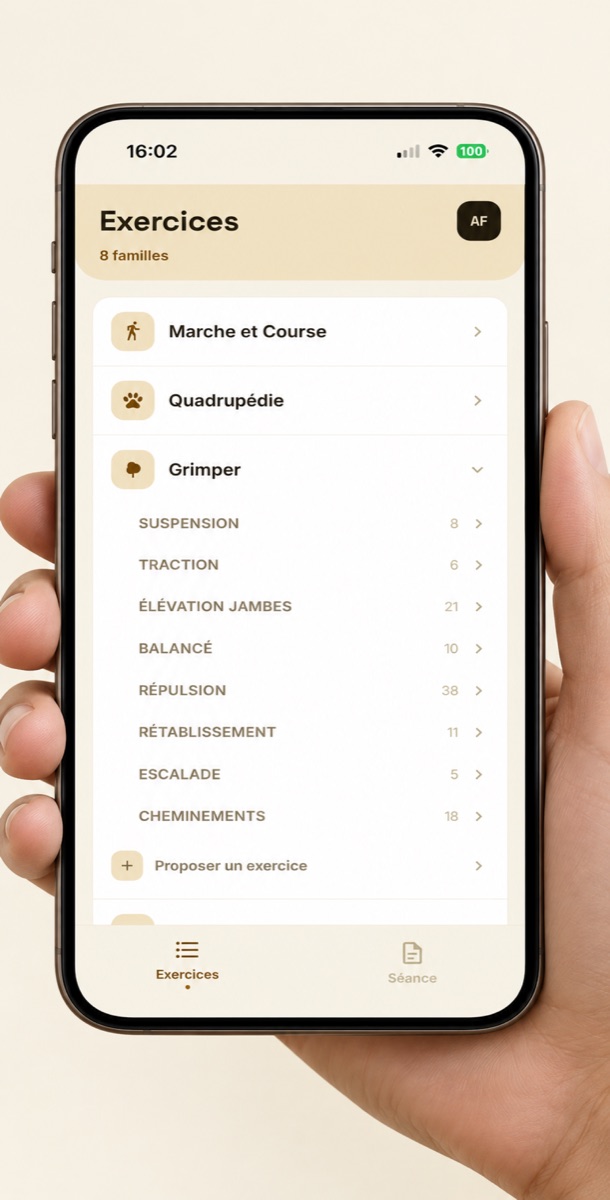 Écran d'accueil de l'application FitNat, tenue en main, listant les familles d'exercices hébertistes